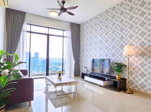 Televiisor ja/või meelelahutuskeskus majutusasutuses Conezion Near IOI City Mall, MAEPS Serdang, Putrajaya by Cloud Host