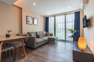 TV a/nebo společenská místnost v ubytování Doqu Suites Hotel