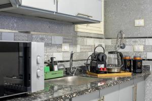 A kitchen or kitchenette at Skyline Premium Properties