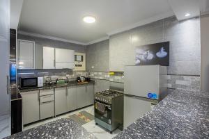 A kitchen or kitchenette at Skyline Premium Properties