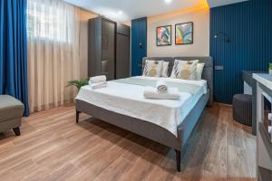 Postel nebo postele na pokoji v ubytování Doqu Suites Hotel