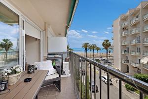 einen Balkon mit einer Bank und Strandblick in der Unterkunft Precioso Piso Frente Al Mar in Vilanova i la Geltrú