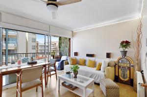 ein Wohnzimmer mit Sofa und Tisch in der Unterkunft Precioso Piso Frente Al Mar in Vilanova i la Geltrú + 17 Fotos