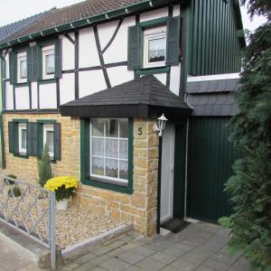 ein Haus mit einem schwarzen und grünen Dach in der Unterkunft Eifel Quartier Ferienhaus in Mechernich