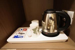 Set per la preparazione di tè e caffè presso A Square Executive Hotel