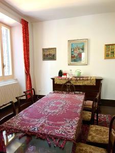 una sala da pranzo con un tavolo con una tovaglia rossa di Villa Francesca Luxury a Grottammare