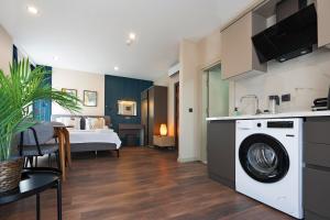 Kuchyň nebo kuchyňský kout v ubytování Doqu Suites Hotel