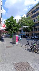 una bicicleta estacionada al lado de una calle en Kudamm Apartments, en Berlín
