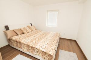 Una cama o camas en una habitación de Elvis Apartments