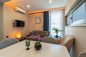 TV a/nebo společenská místnost v ubytování Doqu Suites Hotel