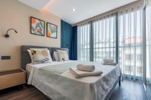 Postel nebo postele na pokoji v ubytování Doqu Suites Hotel