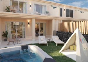 ein Haus mit einem Swimmingpool im Hof in der Unterkunft HD Lobos Natura Fuerteventura in Corralejo