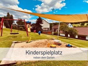 Zona de joacă pentru copii de la Familientreffen - Ganzes Haus - Spielplatz - Spielzimmer - Garten - Scheune - Terasse - Grill - Ferienhaus Taufstein +88 fotografii