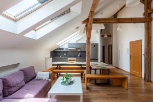 プラハにあるTesnov Residence Apartmentsの紫色のソファとテーブルのあるリビングルーム