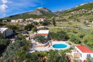 Nespecifikovaný výhled na hory nebo výhled na hory při pohledu z vily