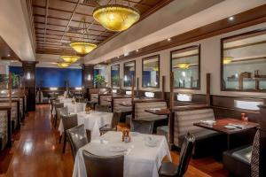 Restaurace v ubytování DoubleTree by Hilton Hotel and Conference Center Chicago North Shore