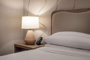 Postel nebo postele na pokoji v ubytování DoubleTree by Hilton Hotel and Conference Center Chicago North Shore
