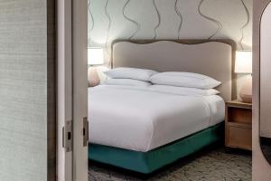 Postel nebo postele na pokoji v ubytování DoubleTree by Hilton Hotel and Conference Center Chicago North Shore
