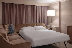 Posezení v ubytování DoubleTree by Hilton Hotel and Conference Center Chicago North Shore