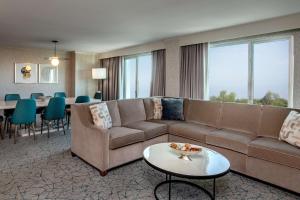 Posezení v ubytování DoubleTree by Hilton Hotel and Conference Center Chicago North Shore
