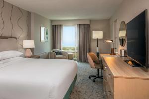Postel nebo postele na pokoji v ubytování DoubleTree by Hilton Hotel and Conference Center Chicago North Shore
