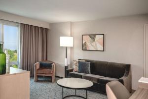 Posezení v ubytování DoubleTree by Hilton Hotel and Conference Center Chicago North Shore