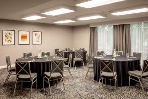 Restaurace v ubytování DoubleTree by Hilton Hotel and Conference Center Chicago North Shore