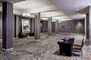 Posezení v ubytování DoubleTree by Hilton Hotel and Conference Center Chicago North Shore