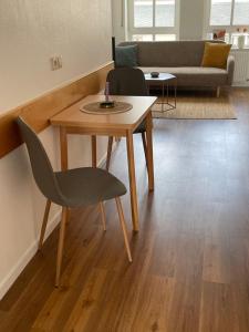 a living room with a table and a couch at Ferienwohnung Röttgen in Winningen
