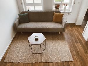 a living room with a couch and a coffee table at Ferienwohnung Röttgen in Winningen