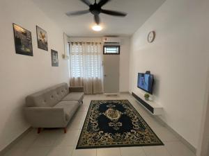 TV a/nebo společenská místnost v ubytování DM Homestay + 3 fotografie