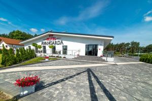 WiszniceAvangarda的一座白色的建筑，上面有一块写着“右杏仁核”的牌子