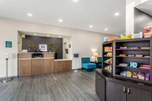 a waiting area of a pharmacy with a pharmacyacistacistacistacistacistacistacist at Quality Inn Cookeville in Cookeville