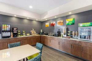 a fast food restaurant with a table and chairs at Quality Inn Cookeville in Cookeville +22 photos