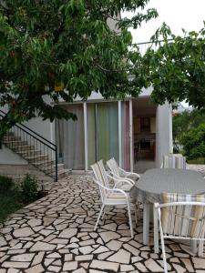 Afbeelding uit fotogalerij van Sunny paradise, 50 m from beach in Podglavica