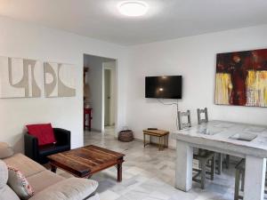 Televízia a/alebo spoločenská miestnosť v ubytovaní Apartamento Casa Mar Estepona