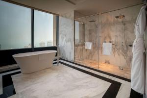 Ένα μπάνιο στο Waldorf Astoria Doha West Bay