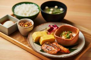 京都DoubleTree by Hilton Kyoto Higashiyama的一盘有米饭、肉和其他食物的食物