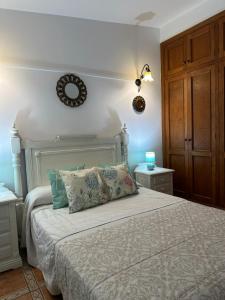 En eller flere senge i et værelse på Villa Carmen