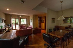 a living room with a table and a dining room at Casa su Lago Privato a due passi da Milano in Segrate