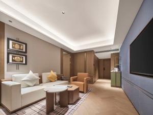 Una sala de estar con un sofá y un televisor. en Doubletree By Hilton Beijing East Third Ring Road, en Beijing 52 fotos más