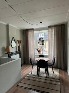 a dining room with a table and chairs at La Estancia Latinos in Valkenburg