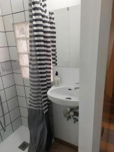 ein Badezimmer mit Waschbecken, Toilette und Spiegel in der Unterkunft Vista Puerto Studio 1 Pers No balcon in Arguineguín + 39 Fotos