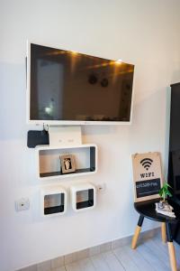 Un televisor de pantalla plana colgado en una pared en Rab centar, en Rab