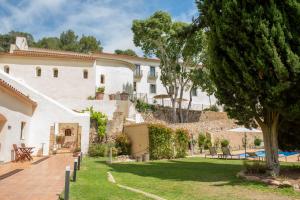 O grădină în afara Hotel Convent de Begur