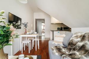 una sala de estar con un sofá y una mesa en Brzozova Apartments Zakopane - LoftAffair, en Zakopane