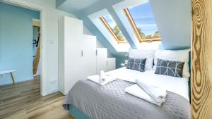 una camera da letto con un letto con pareti e finestre blu di Las i Morze, Sun & Snow a Mrzeżyno