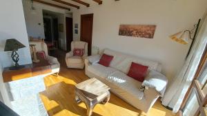 A seating area at Inmocyma Mirador de Cerler -Puro Pirineo