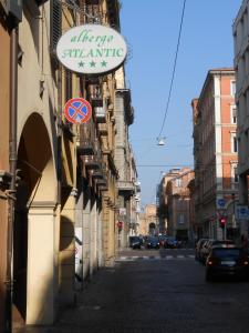 una strada con un cartello sul lato di un edificio di Hotel Atlantic a Bologna