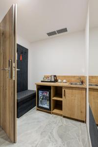 een badkamer met een wastafel en een tv in een kamer bij Hotel Tříška in Brandýs nad Labem